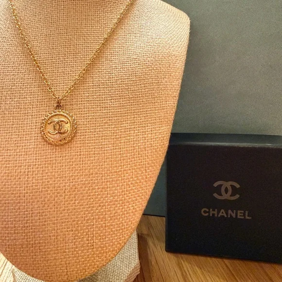 CHANEL Gold Medallion CC Pendant Necklace with Chain - Picture 2 of 3